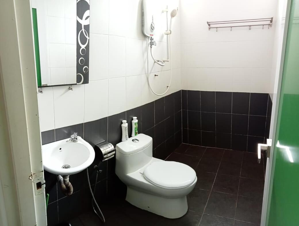 Dlayaran Villa Guest House 쿠알라 롬핀 외부 사진
